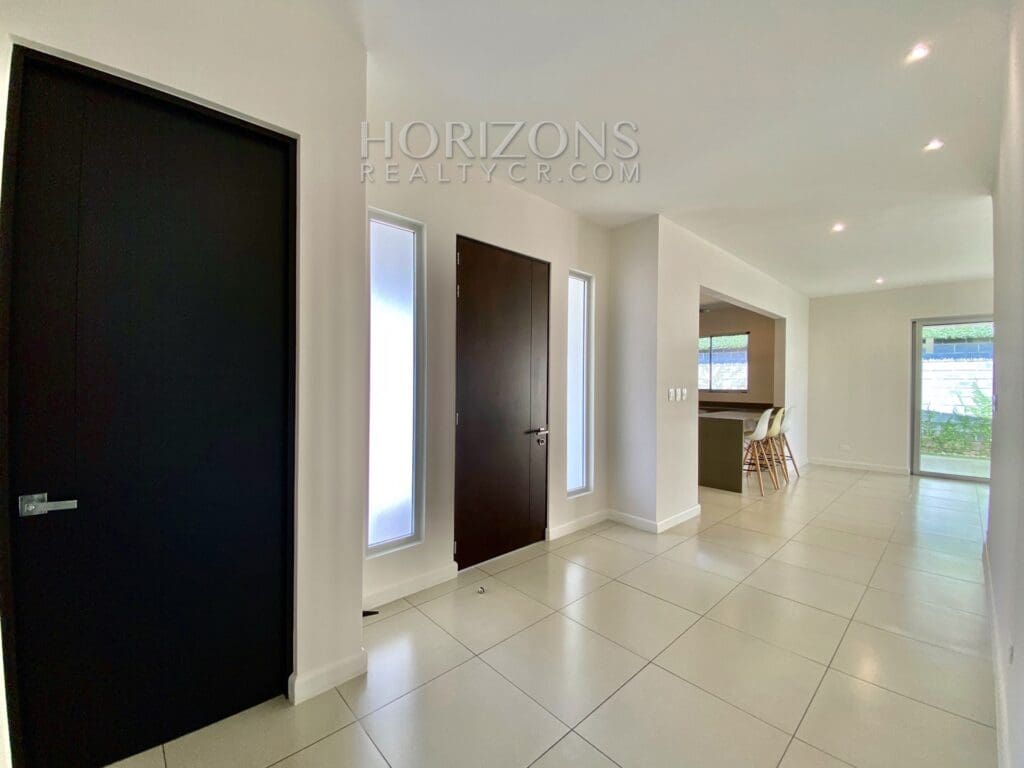 SE VENDE EN SANTA ANA CASA DE UN NIVEL 3 HABITACIONES Y OFICINA EN CONDOMINIO njr15