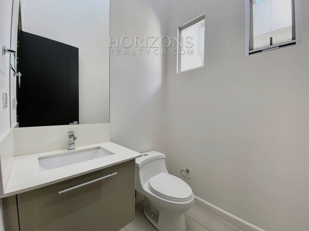 SE VENDE EN SANTA ANA CASA DE UN NIVEL 3 HABITACIONES Y OFICINA EN CONDOMINIO njr15