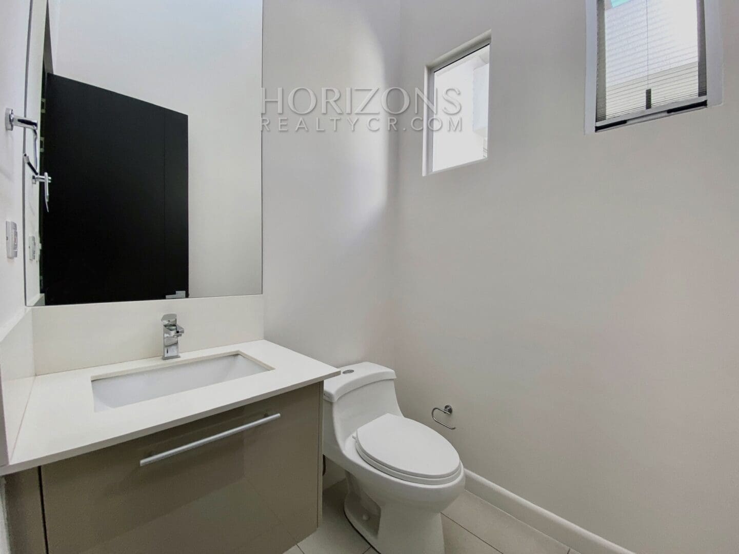 SE VENDE EN SANTA ANA CASA DE UN NIVEL 3 HABITACIONES Y OFICINA EN CONDOMINIO njr15