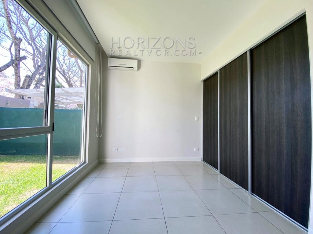 SE VENDE EN SANTA ANA CASA DE UN NIVEL 3 HABITACIONES Y OFICINA EN CONDOMINIO njr15