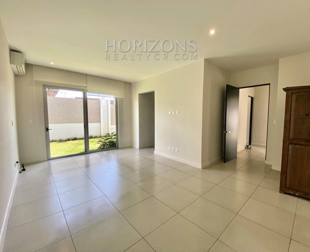 SE VENDE EN SANTA ANA CASA DE UN NIVEL 3 HABITACIONES Y OFICINA EN CONDOMINIO njr15