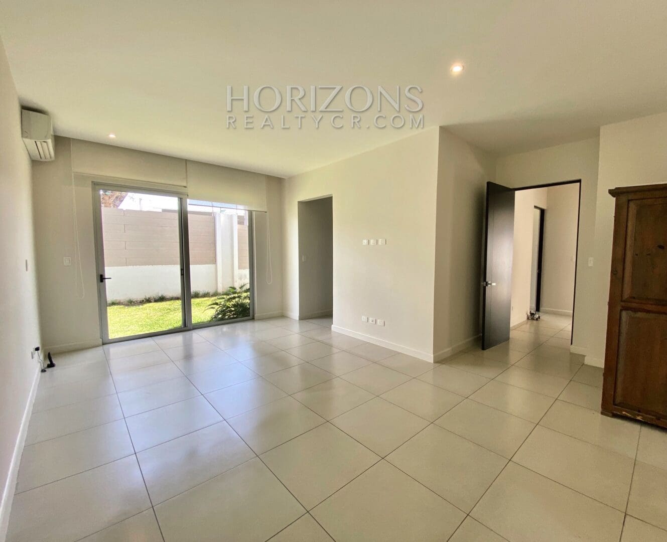 SE VENDE EN SANTA ANA CASA DE UN NIVEL 3 HABITACIONES Y OFICINA EN CONDOMINIO njr15