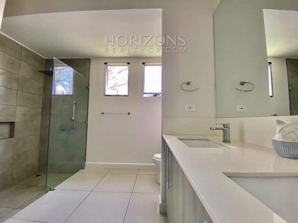 SE VENDE EN SANTA ANA CASA DE UN NIVEL 3 HABITACIONES Y OFICINA EN CONDOMINIO njr15
