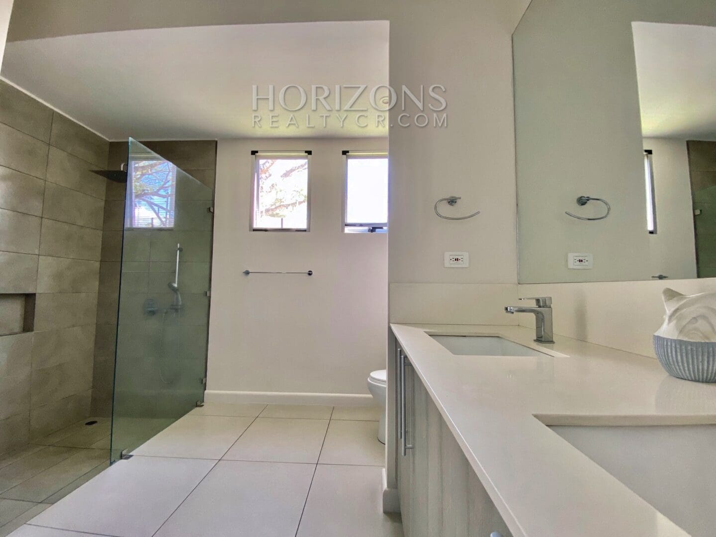 SE VENDE EN SANTA ANA CASA DE UN NIVEL 3 HABITACIONES Y OFICINA EN CONDOMINIO njr15