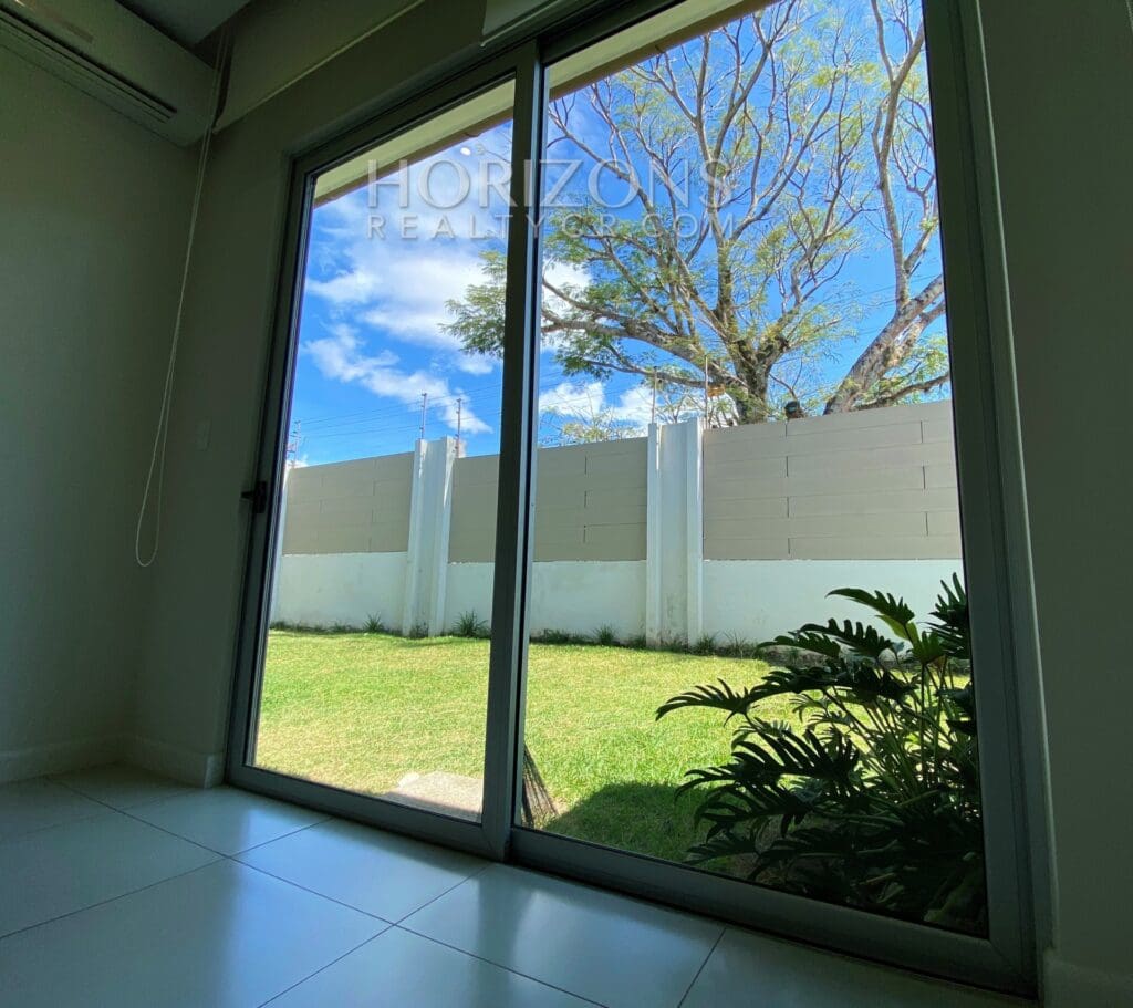 SE VENDE EN SANTA ANA CASA DE UN NIVEL 3 HABITACIONES Y OFICINA EN CONDOMINIO njr15