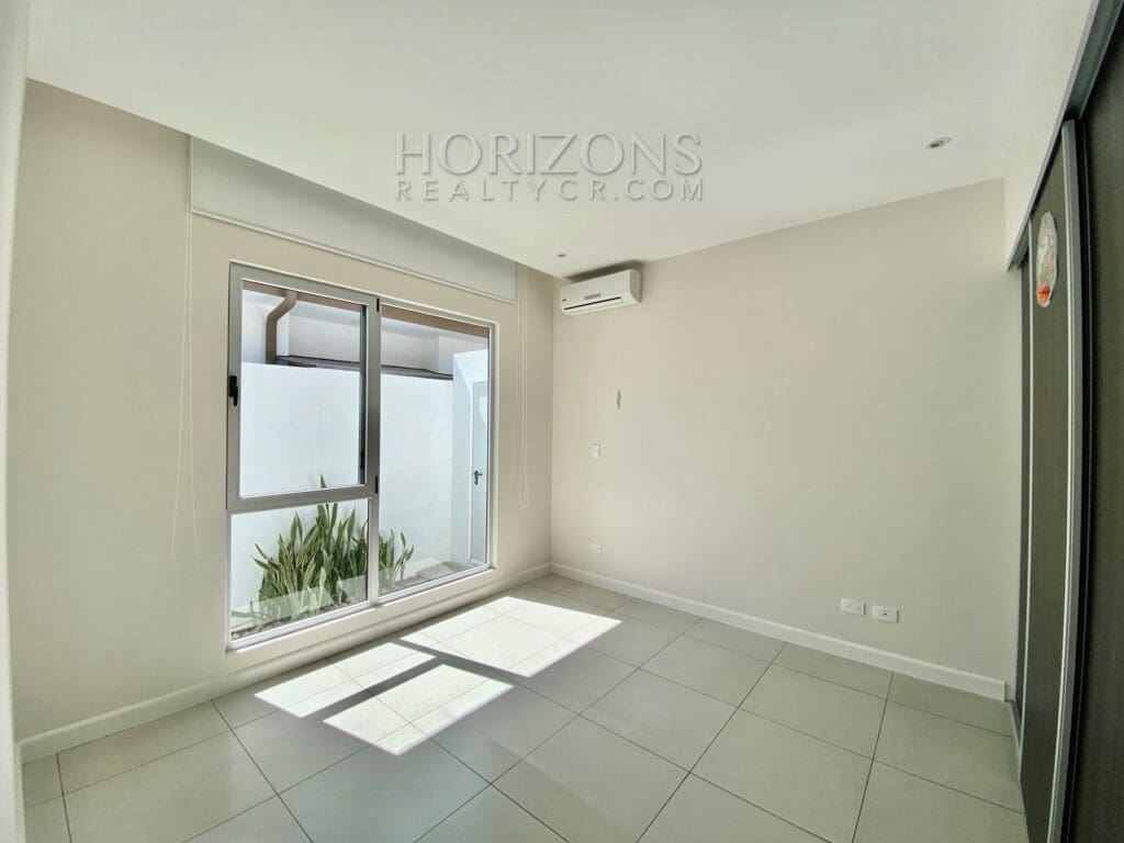 SE VENDE EN SANTA ANA CASA DE UN NIVEL 3 HABITACIONES Y OFICINA EN CONDOMINIO njr15