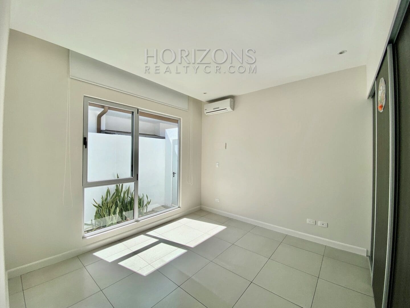 SE VENDE EN SANTA ANA CASA DE UN NIVEL 3 HABITACIONES Y OFICINA EN CONDOMINIO njr15