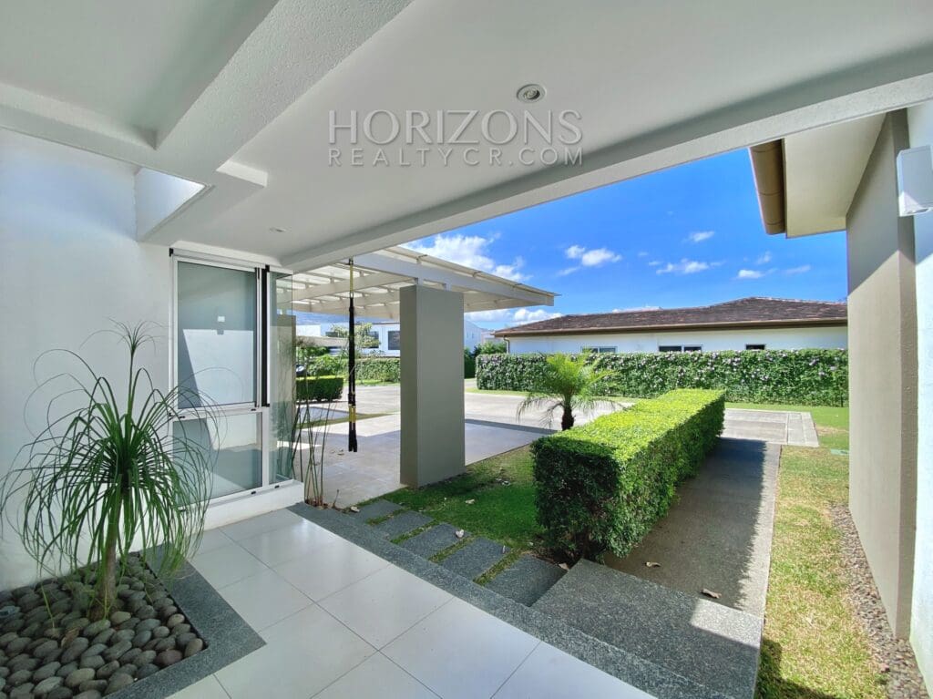 SE VENDE EN SANTA ANA CASA DE UN NIVEL 3 HABITACIONES Y OFICINA EN CONDOMINIO njr15