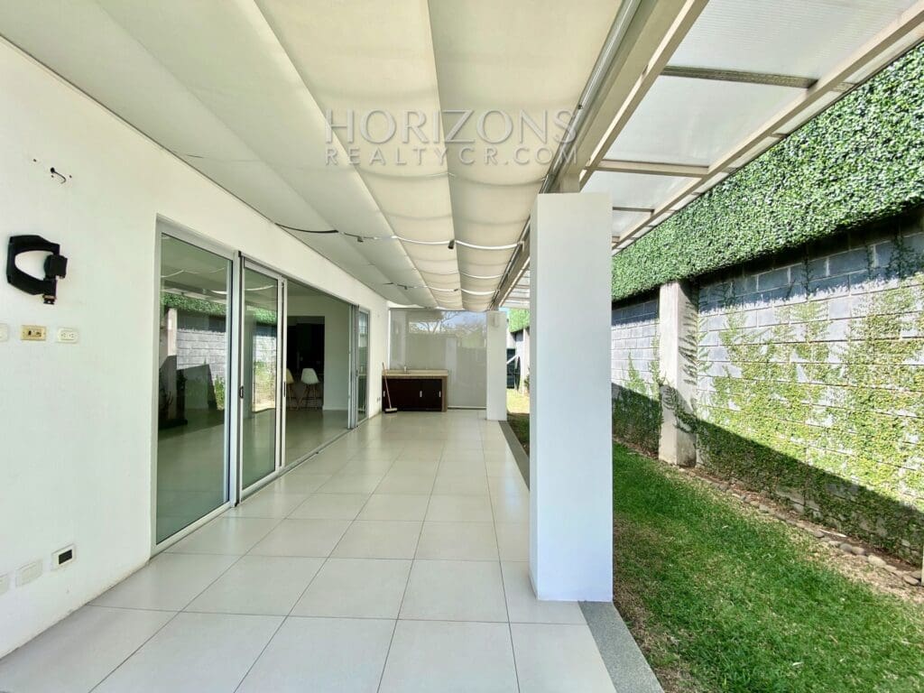 SE VENDE EN SANTA ANA CASA DE UN NIVEL 3 HABITACIONES Y OFICINA EN CONDOMINIO njr15