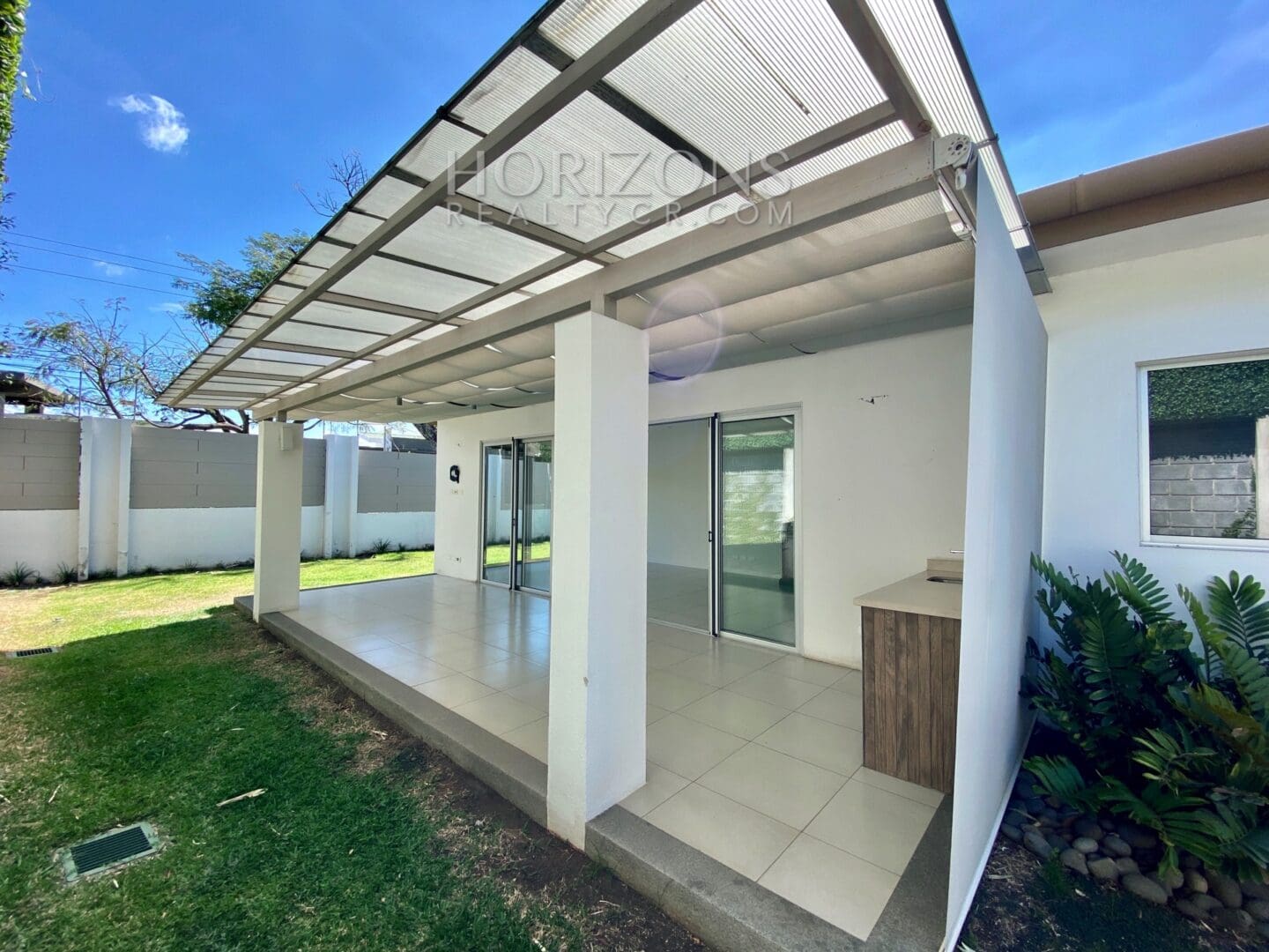 SE VENDE EN SANTA ANA CASA DE UN NIVEL 3 HABITACIONES Y OFICINA EN CONDOMINIO njr15