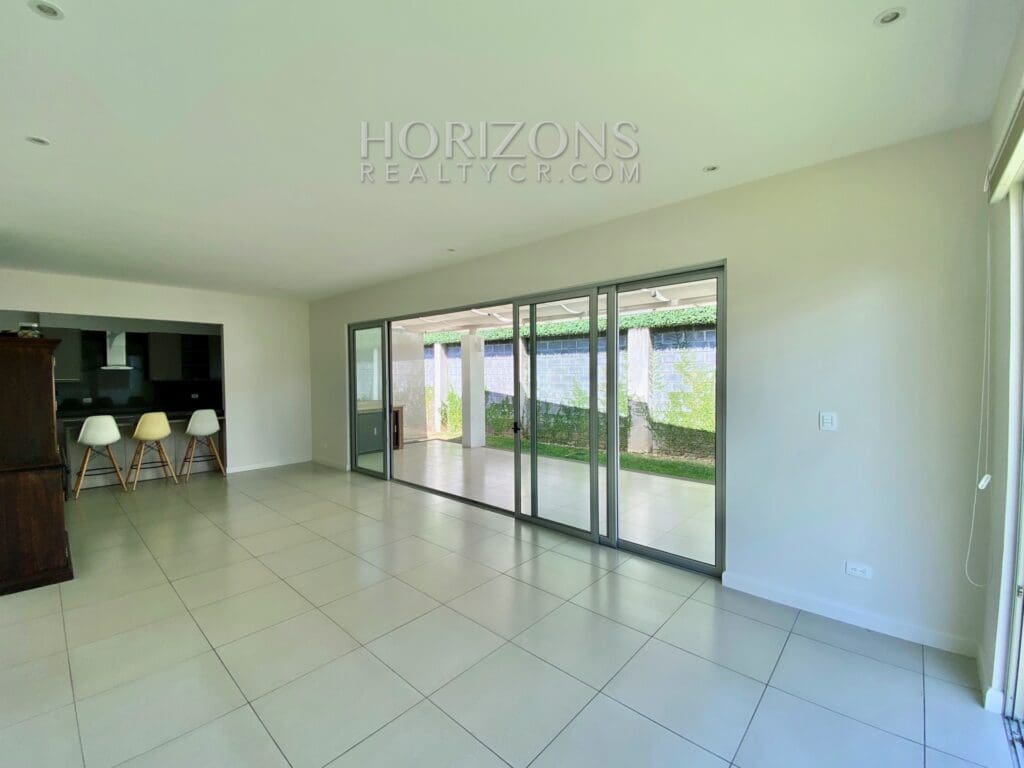 SE VENDE EN SANTA ANA CASA DE UN NIVEL 3 HABITACIONES Y OFICINA EN CONDOMINIO njr15