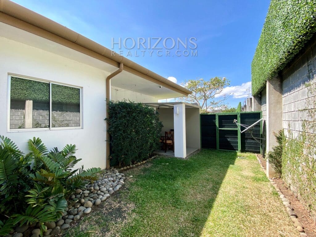 SE VENDE EN SANTA ANA CASA DE UN NIVEL 3 HABITACIONES Y OFICINA EN CONDOMINIO njr15
