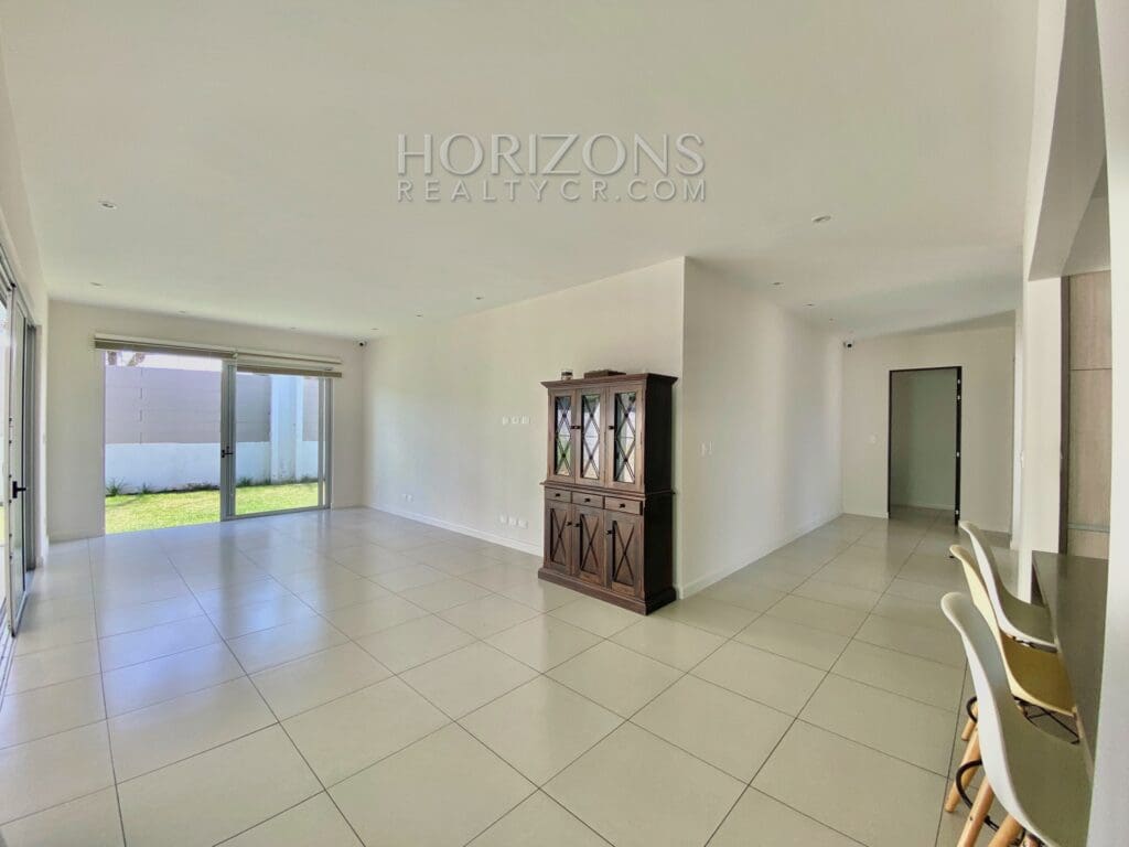SE VENDE EN SANTA ANA CASA DE UN NIVEL 3 HABITACIONES Y OFICINA EN CONDOMINIO njr15