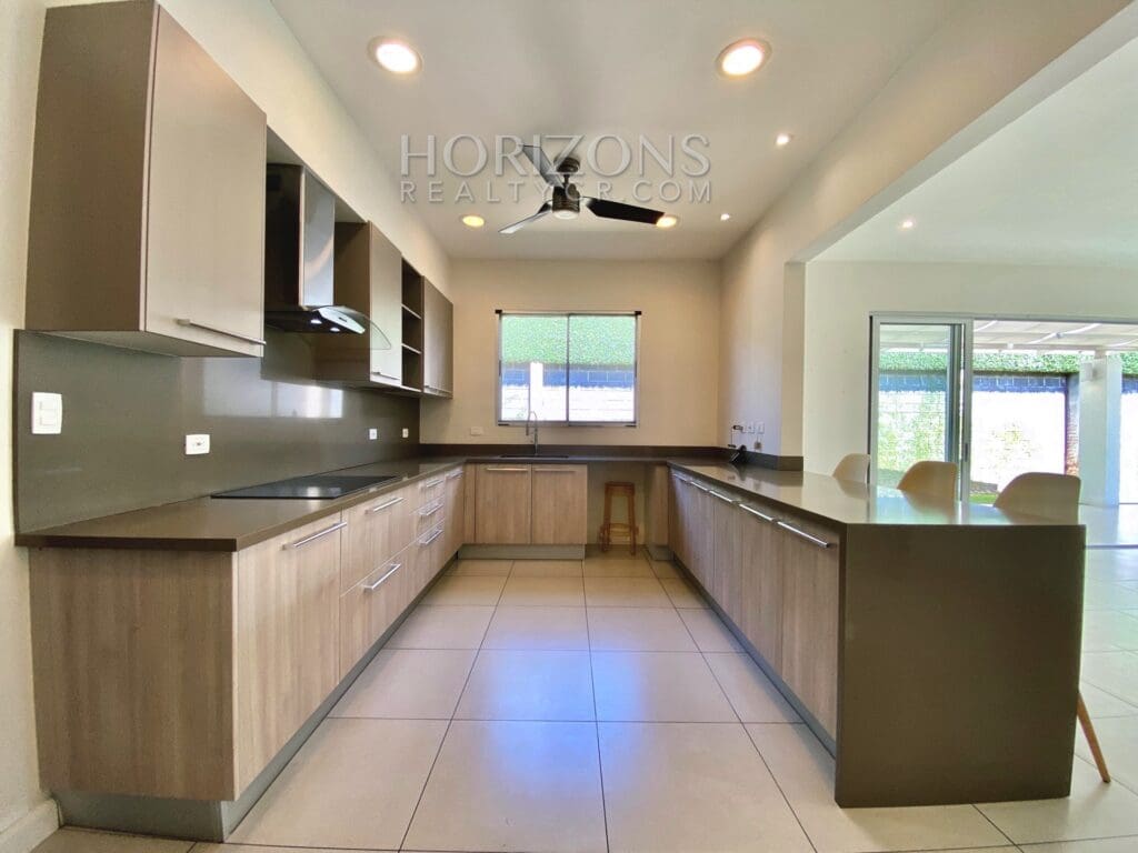SE VENDE EN SANTA ANA CASA DE UN NIVEL 3 HABITACIONES Y OFICINA EN CONDOMINIO njr15
