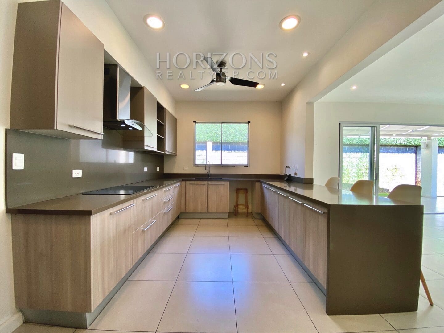 SE VENDE EN SANTA ANA CASA DE UN NIVEL 3 HABITACIONES Y OFICINA EN CONDOMINIO njr15