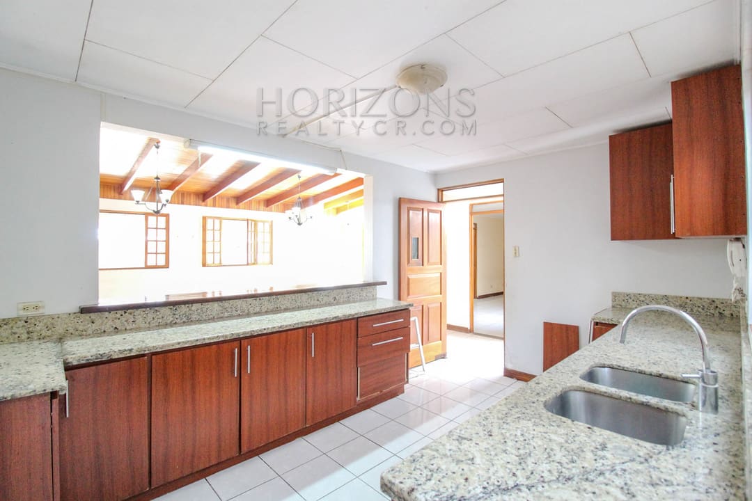 SE ALQUILA CASA SAN PEDRO 1 PLANTA 3 HABITACIONES + OFICINA noj713