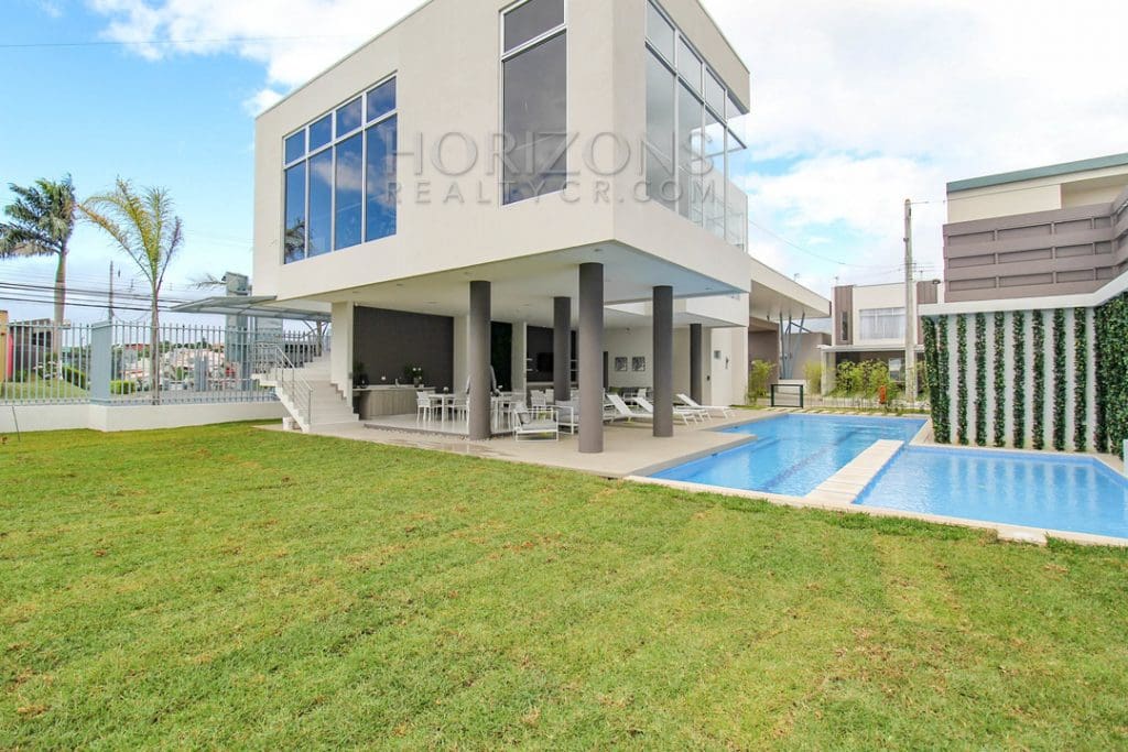 SE ALQUILA CASA CON TERRAZA EN SABANILLA 2 HABITACIONES AMENIDADES noj766