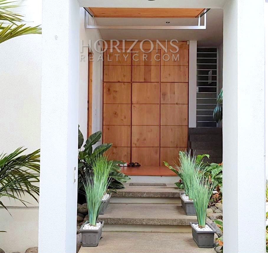 SE ALQUILA CASA CON LÍNEA BLANCA EN ALAJUELA 300M2 3 HABITACIONES NJR12
