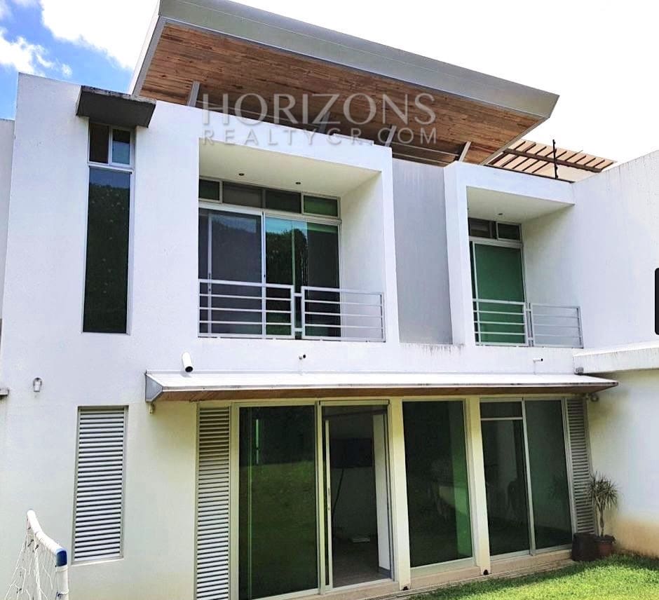 SE ALQUILA CASA CON LÍNEA BLANCA EN ALAJUELA 300M2 3 HABITACIONES NJR12