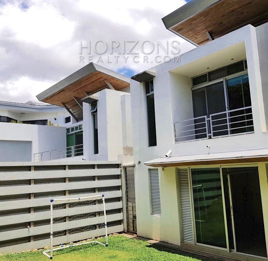 SE ALQUILA CASA CON LÍNEA BLANCA EN ALAJUELA 300M2 3 HABITACIONES NJR12