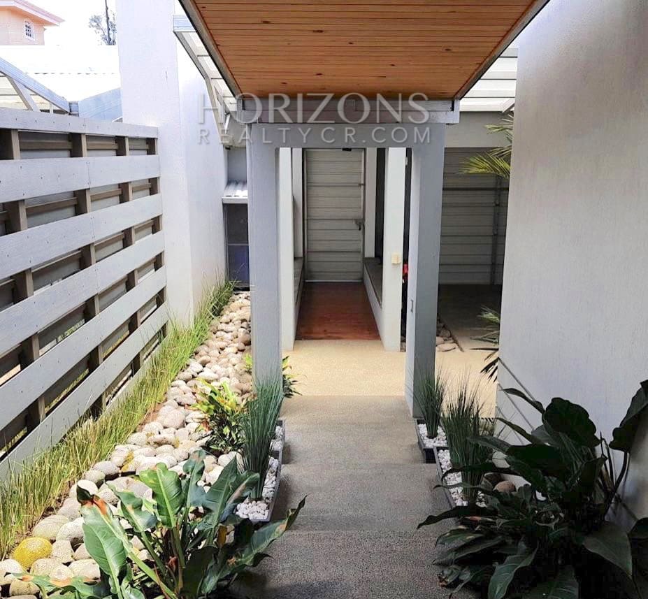 SE ALQUILA CASA CON LÍNEA BLANCA EN ALAJUELA 300M2 3 HABITACIONES NJR12
