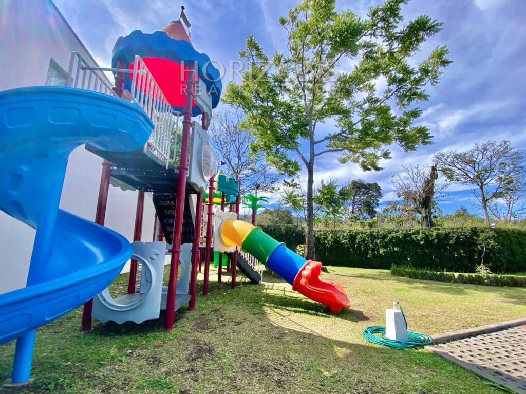 SE VENDE CASA EN CONDOMINIO VIBRE CURRIDABATMODERNA nja959