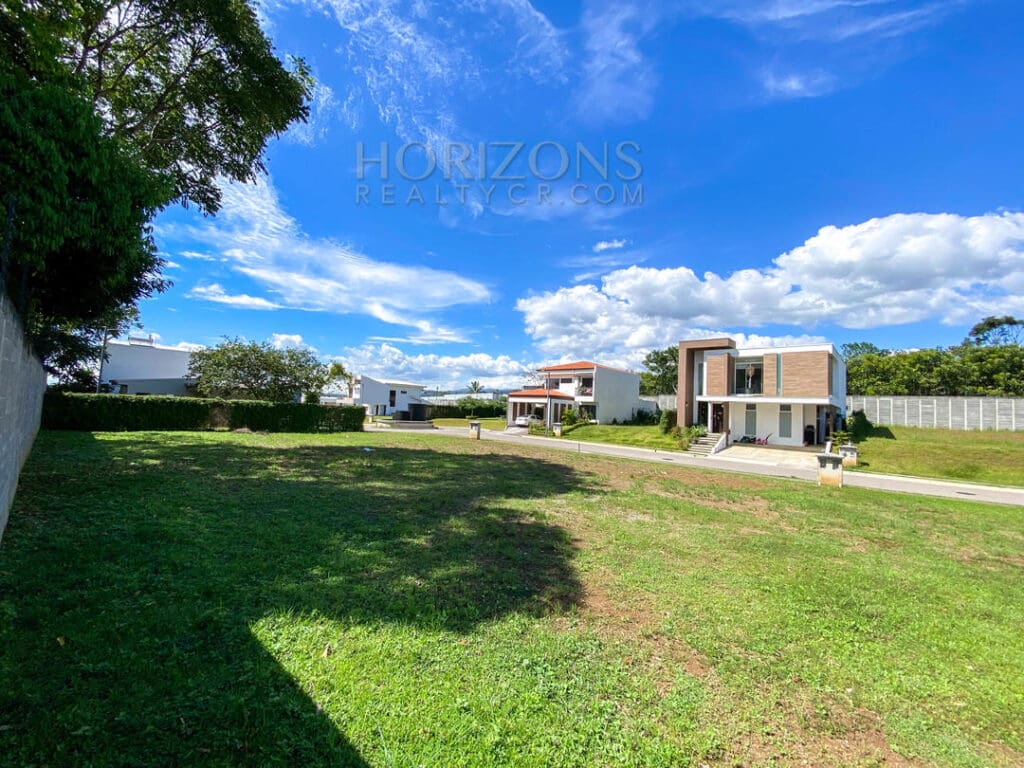 SE VENDE LOTE EN CONDOMINIO A 2 MINS AUTOMERCADO EN LA CEIBA ALAJUELA NJR02