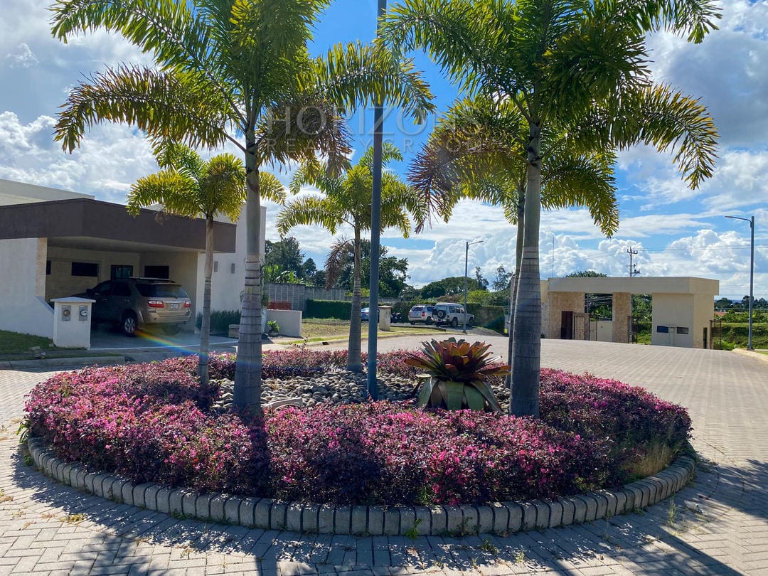 SE VENDE LOTE EN CONDOMINIO A 2 MINS AUTOMERCADO EN LA CEIBA ALAJUELA NJR02