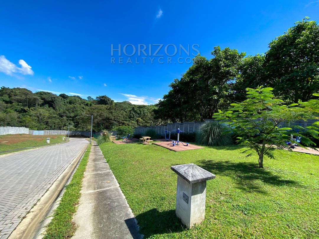 SE VENDE LOTE EN CONDOMINIO A 2 MINS AUTOMERCADO EN LA CEIBA ALAJUELA NJR02