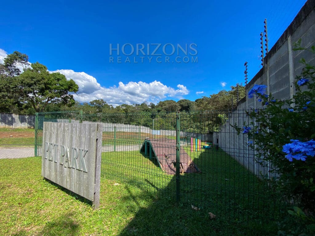SE VENDE LOTE EN CONDOMINIO A 2 MINS AUTOMERCADO EN LA CEIBA ALAJUELA NJR02