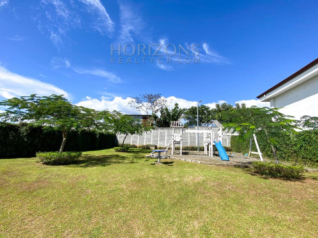 SE VENDE LOTE EN CONDOMINIO A 2 MINS AUTOMERCADO EN LA CEIBA ALAJUELA NJR02