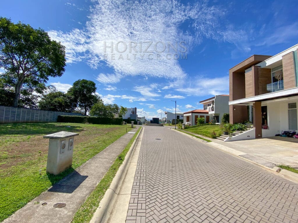 SE VENDE LOTE EN CONDOMINIO A 2 MINS AUTOMERCADO EN LA CEIBA ALAJUELA NJR02