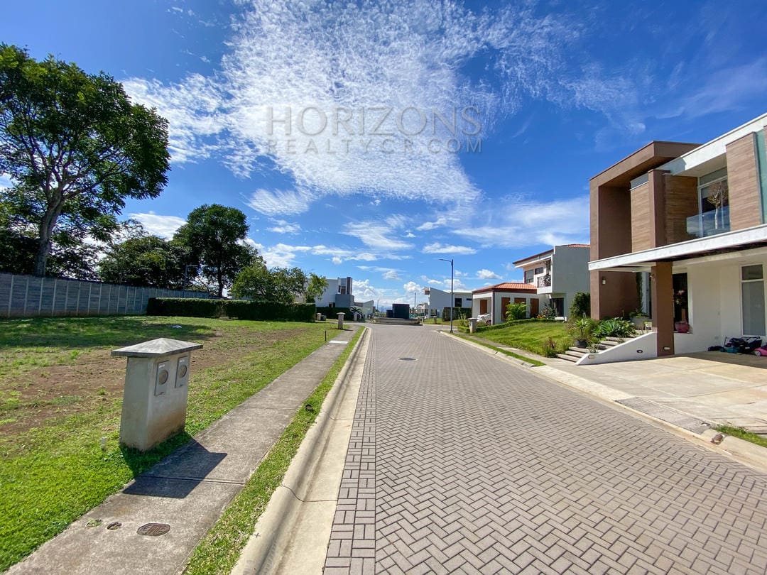 SE VENDE LOTE EN CONDOMINIO A 2 MINS AUTOMERCADO EN LA CEIBA ALAJUELA NJR02