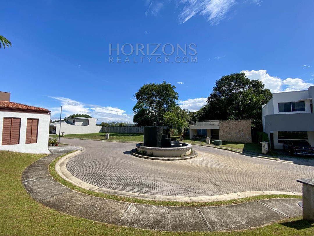 SE VENDE LOTE EN CONDOMINIO A 2 MINS AUTOMERCADO EN LA CEIBA ALAJUELA NJR02