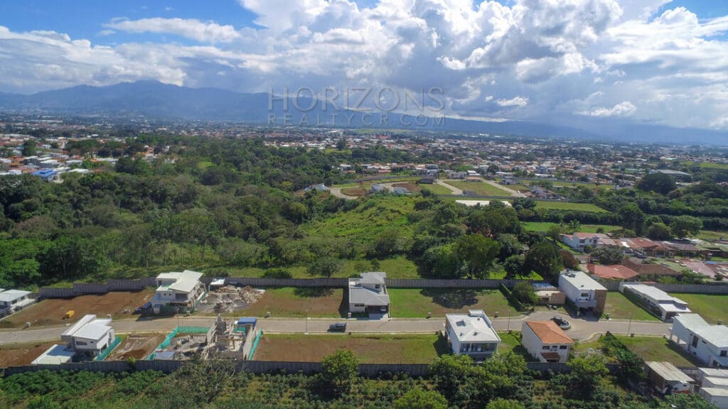SE VENDE LOTE EN CONDOMINIO A 2 MINS AUTOMERCADO EN LA CEIBA ALAJUELA NJR02