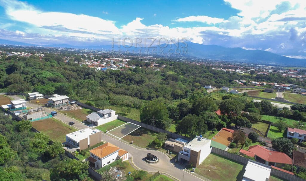 SE VENDE LOTE EN CONDOMINIO A 2 MINS AUTOMERCADO EN LA CEIBA ALAJUELA NJR02