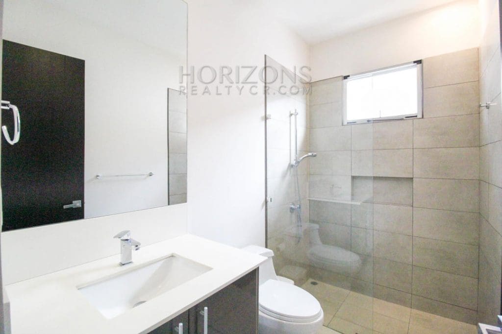 SE VENDE EN SANTA ANA CASA DE UN NIVEL 3 HABITACIONES Y OFICINA EN CONDOMINIO njr15