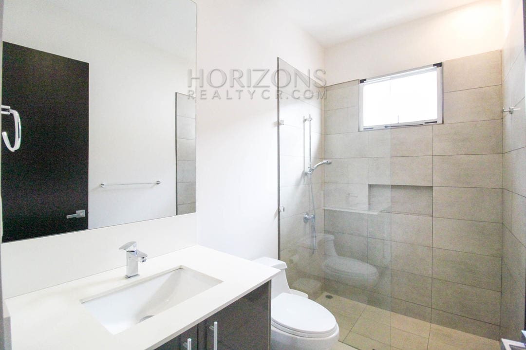 SE VENDE EN SANTA ANA CASA DE UN NIVEL 3 HABITACIONES Y OFICINA EN CONDOMINIO njr15