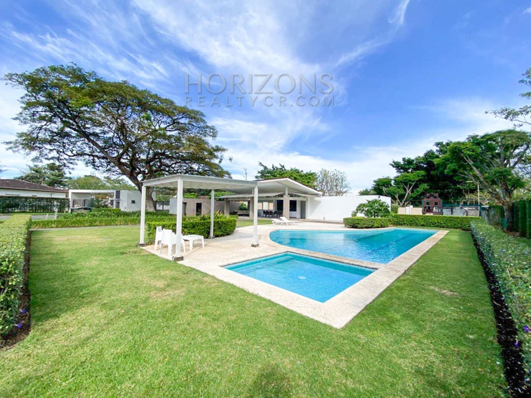 SE VENDE EN SANTA ANA CASA DE UN NIVEL 3 HABITACIONES Y OFICINA EN CONDOMINIO njr15