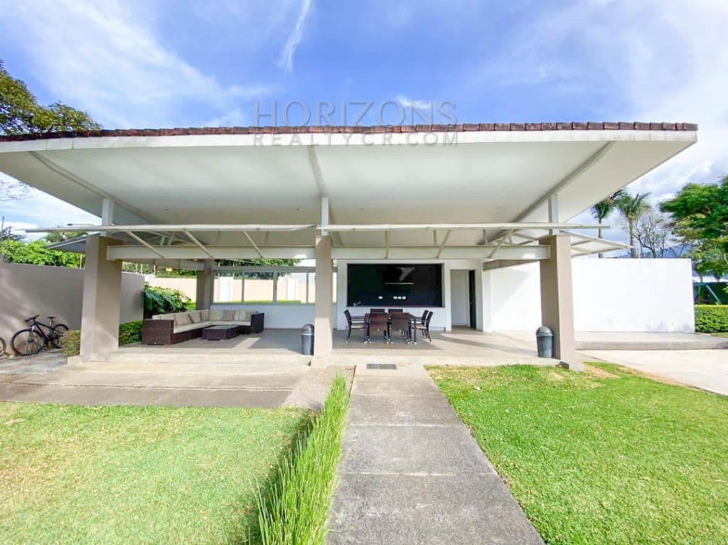 SE VENDE EN SANTA ANA CASA DE UN NIVEL 3 HABITACIONES Y OFICINA EN CONDOMINIO njr15