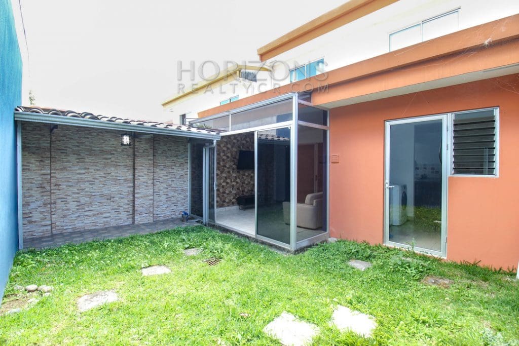 ALQUILER CASA AMUEBLADA CON PATIO EN CURRIDABAT 3 HABITACIONES noj715