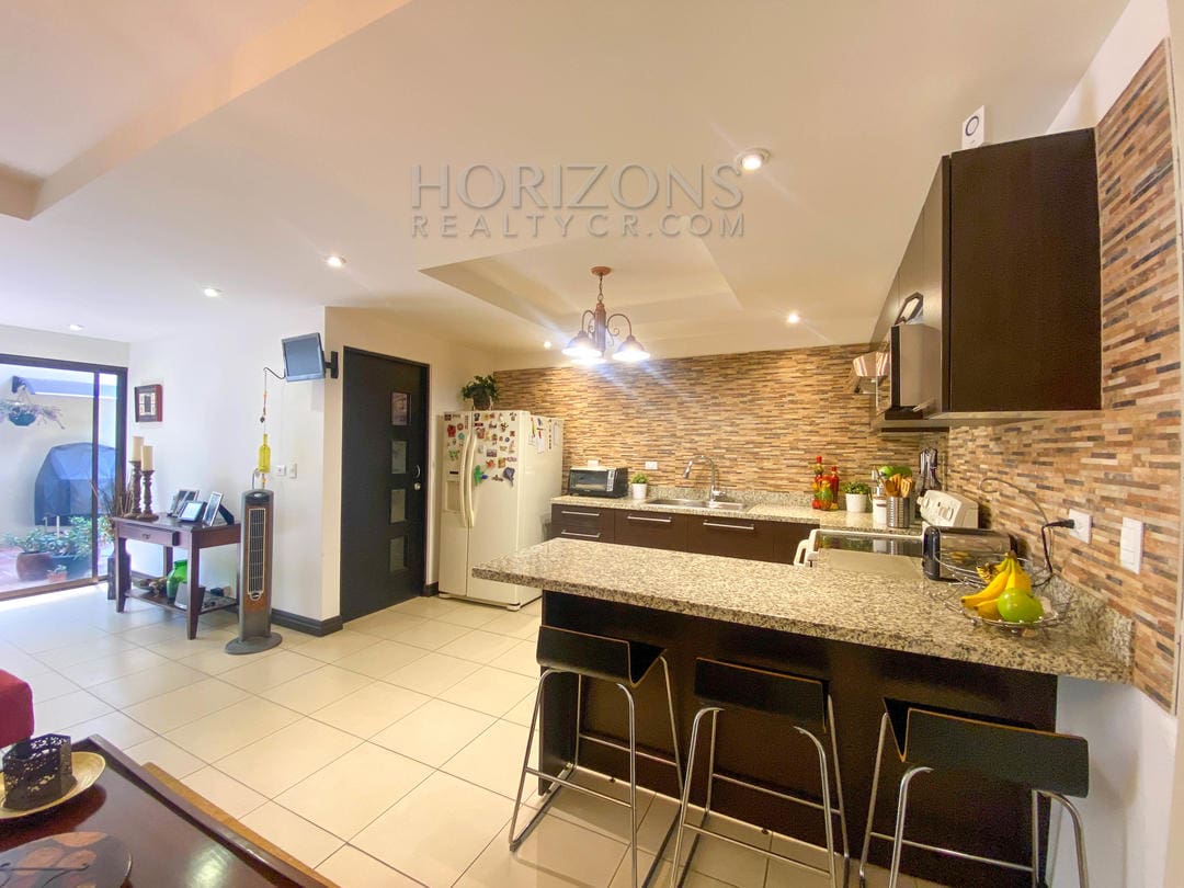 SE VENDE CASA OPORTUNIDAD DE  INVERSION EN SANTA ANA nja875
