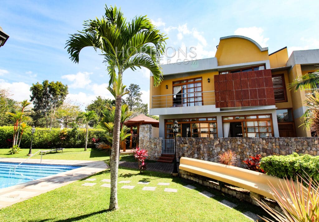 AMPLIA CASA EN VENTA 3 HABITACIONES DE 2 NIVELES BELLO HORIZONTE njv89