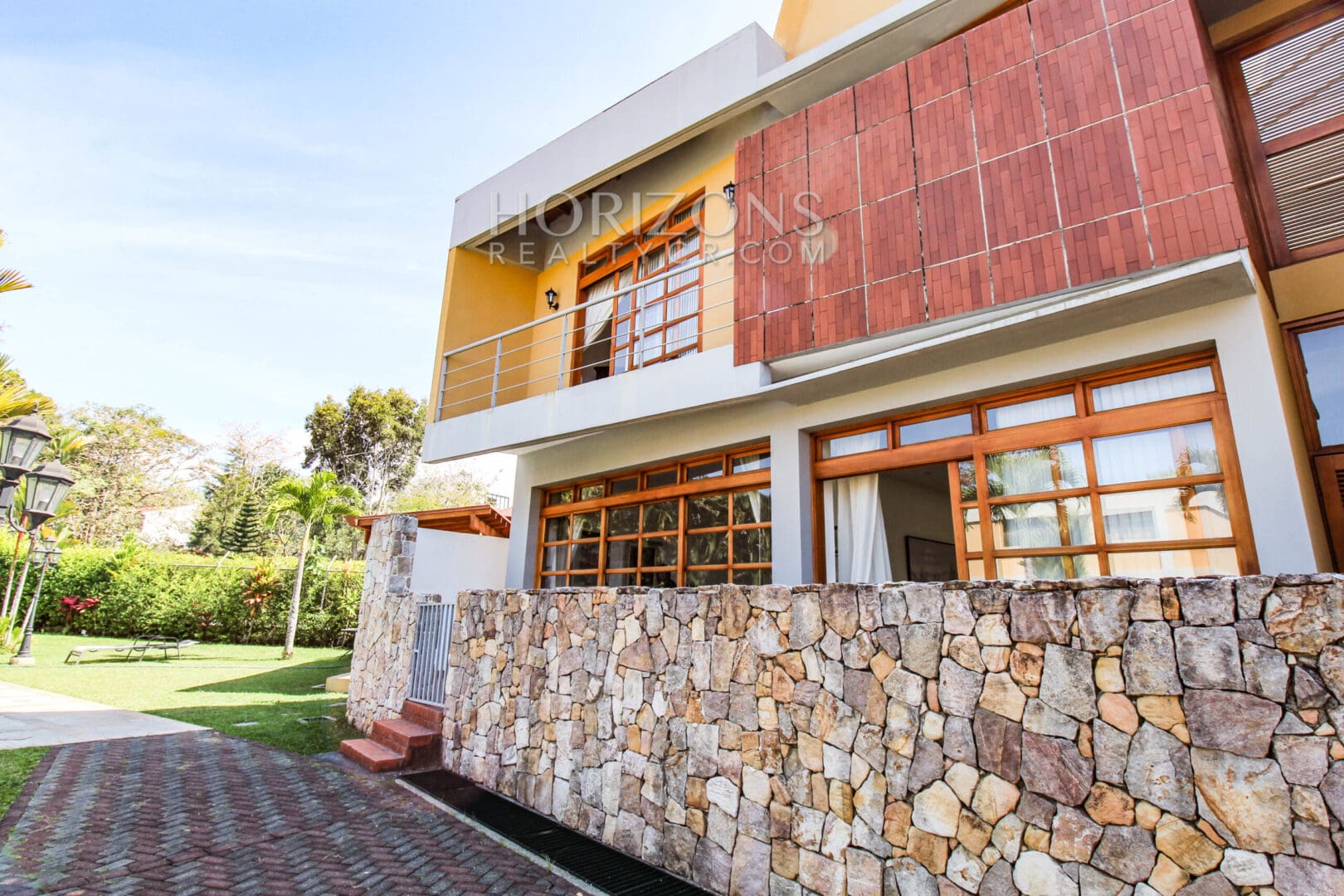 AMPLIA CASA EN VENTA 3 HABITACIONES DE 2 NIVELES BELLO HORIZONTE njv89