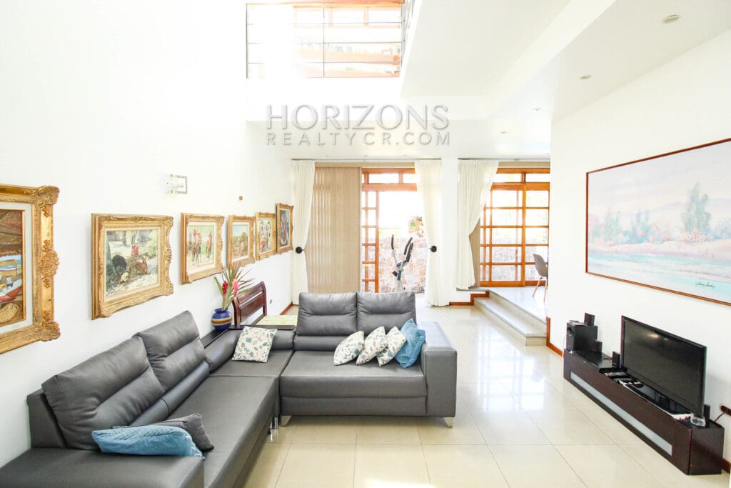 AMPLIA CASA EN VENTA 3 HABITACIONES DE 2 NIVELES BELLO HORIZONTE njv89