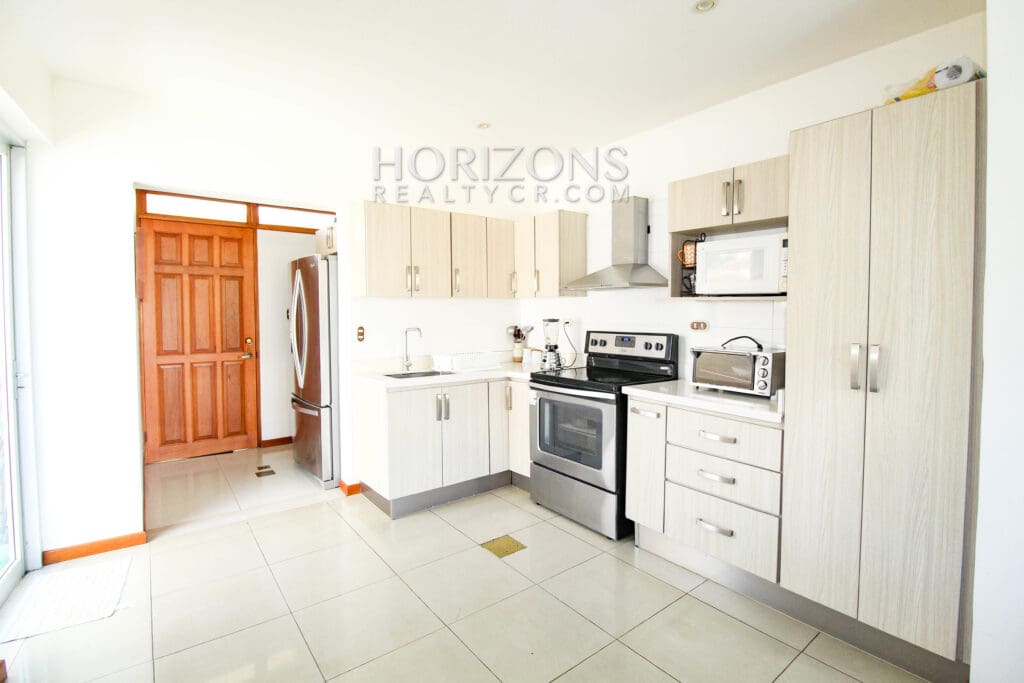AMPLIA CASA EN VENTA 3 HABITACIONES DE 2 NIVELES BELLO HORIZONTE njv89