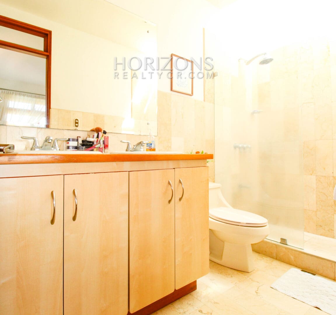 AMPLIA CASA EN VENTA 3 HABITACIONES DE 2 NIVELES BELLO HORIZONTE njv89