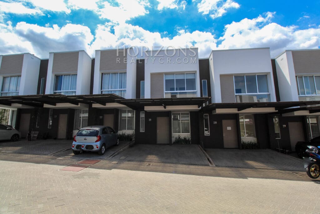 Se Alquila Casa Condominio Amenidades Con Patio En Santa Ana Estrene Njv99