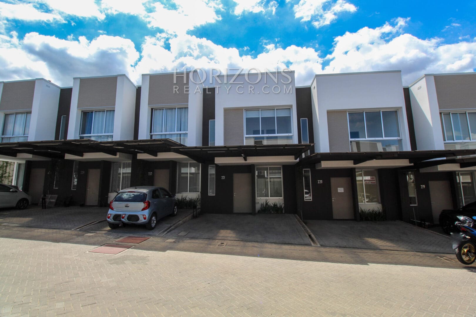 SE ALQUILA CASA CONDOMINIO AMENIDADES CON PATIO EN SANTA ANA ESTRENE njv99