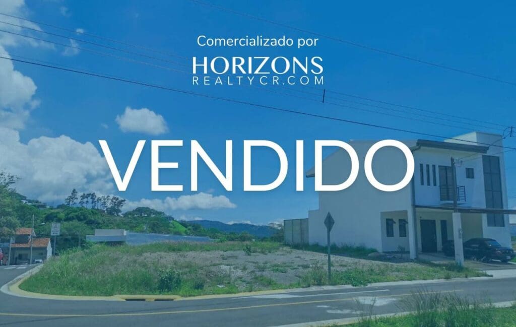 Venta De Lote Esquinero De 182M2 En Condominio Altana Santa Ana Con Amenidades Njv87